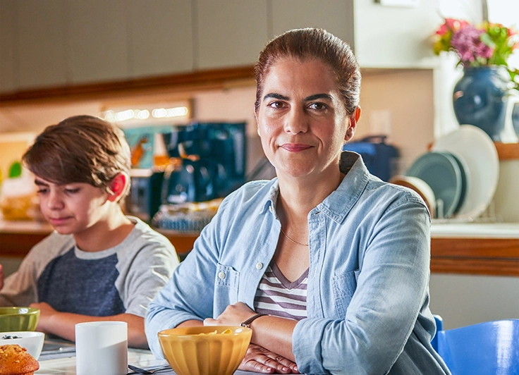 mujer sentada a la mesa del comedor con su hijo